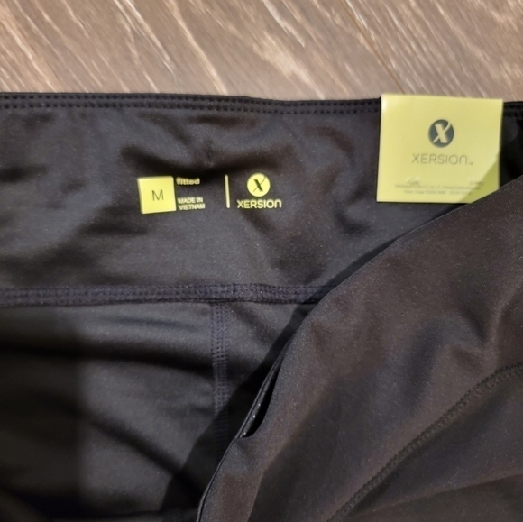 XERSION size Medium NWT Black and Purple Yoga Leggings - Picture 5 of 6